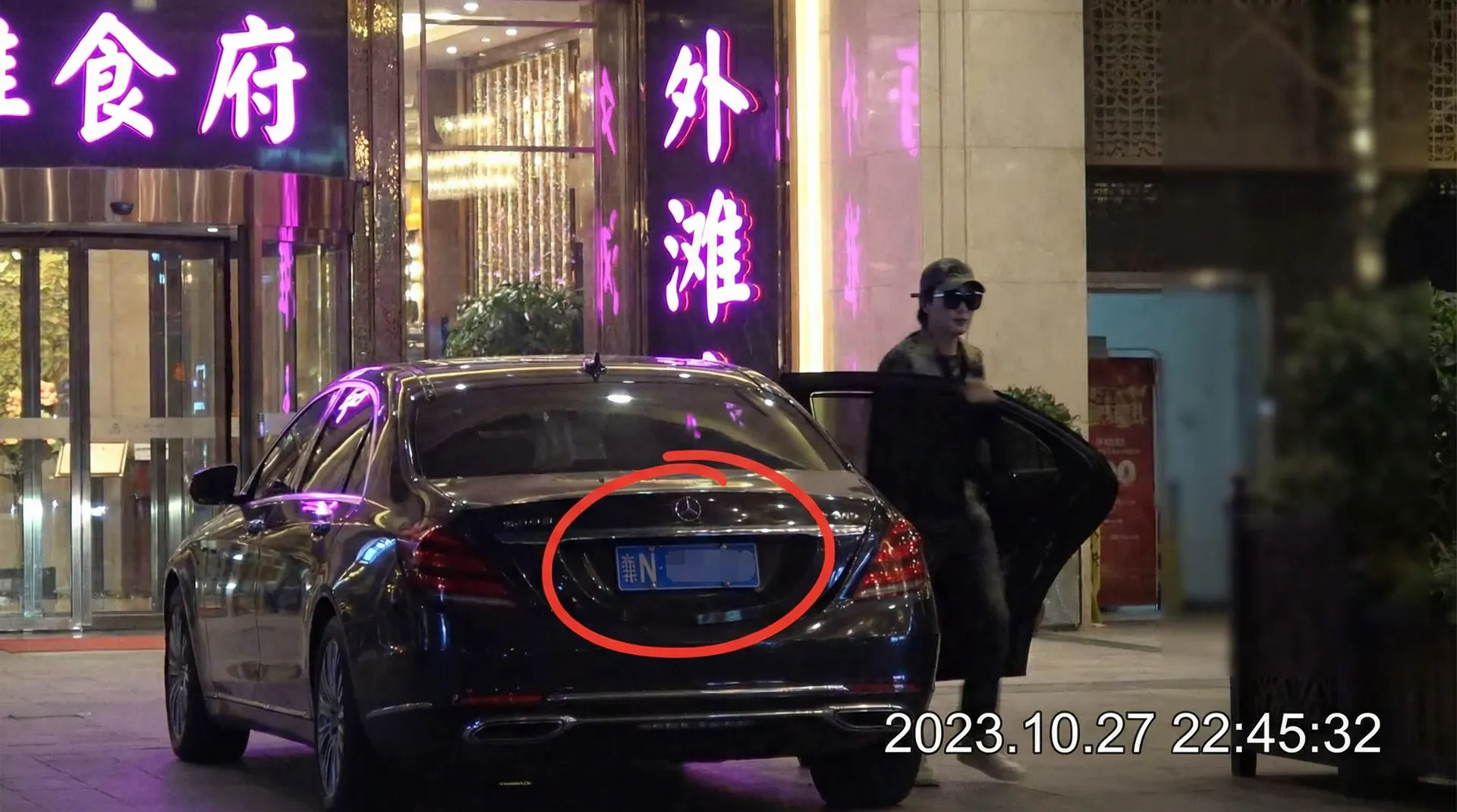 一起草17capp - 豪车餐厅外偷拍